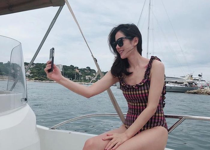 Thời gian gần đây, tên tuổi của Son Ye Jin một lần nữa trở nên hot hơn với thành công của bộ phim truyền hình Hạ cánh nơi anh. Khán giả cũng đặc biệt ngưỡng mộ nhan sắc trẻ trung dù đã bước sang tuổi U40 của "tình đầu quốc dân" xứ kim chi.