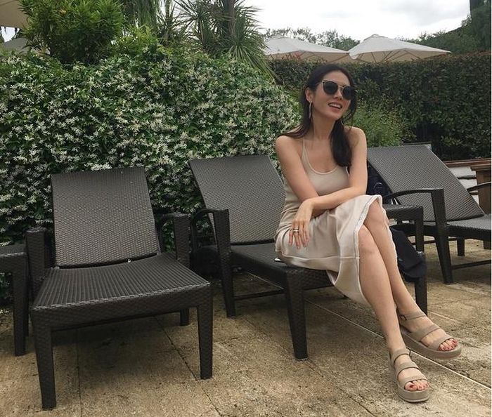 Đầu năm 2019, Son Ye Jin gây sốt khi đóng cặp với Jung Hae In trong Chị đẹp mua cơm ngon cho tôi. Hai diễn viên ăn ý tới mức dù người đẹp hơn đàn em 6 tuổi, khán giả vẫn mong họ đến với nhau.