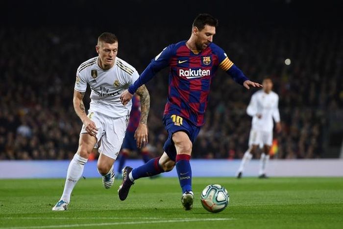 Lionel Messi cùng đồng đội chỉ kém Real 1 điểm và còn nguyên cơ hội cạnh tranh vô địch La Liga. Ảnh: Reuters.