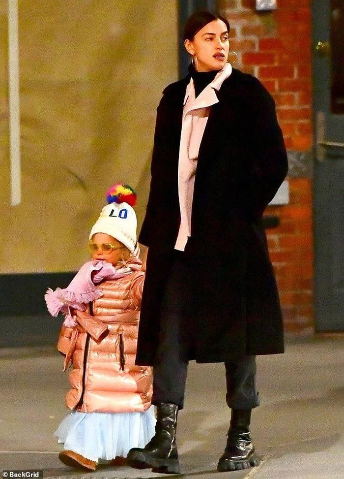 Irina Shayk đón Valentina bên con gái.