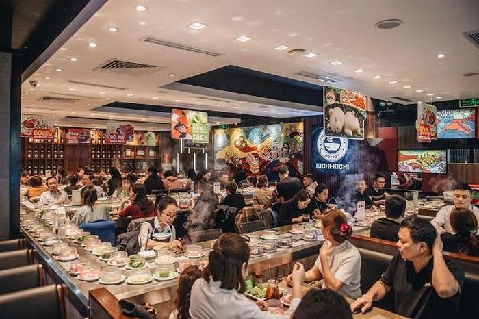 Rạp chiếu phim và nhà hàng đông đúc hơn trong ngày 14/2 vừa qua.