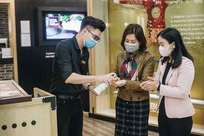 Khách hàng được nhận khẩu trang miễn phí, rửa tay sát khuẩn khi vào trung tâm thương mại.