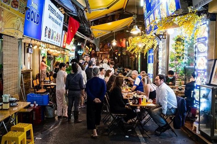 Nhiều người tranh thủ gặp gỡ, hàn huyên sau chuỗi ngày tránh dịch.
