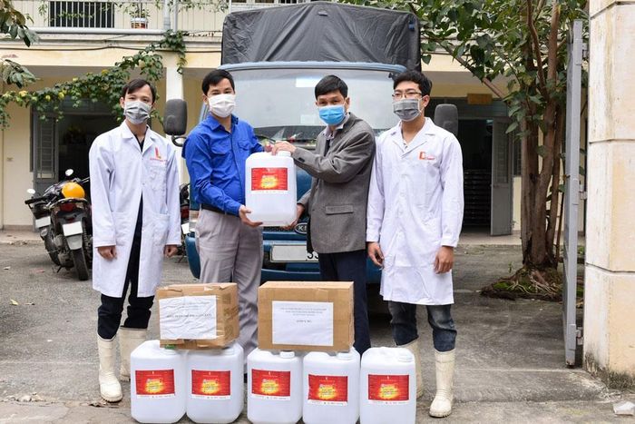 Ông Đinh Văn Phong, Phó hiệu trưởng Trường Đại học Bách khoa Hà Nội trao tặng dung dịch sát khuẩn cho người dân huyện Bình Xuyên (tỉnh Vĩnh Phúc).