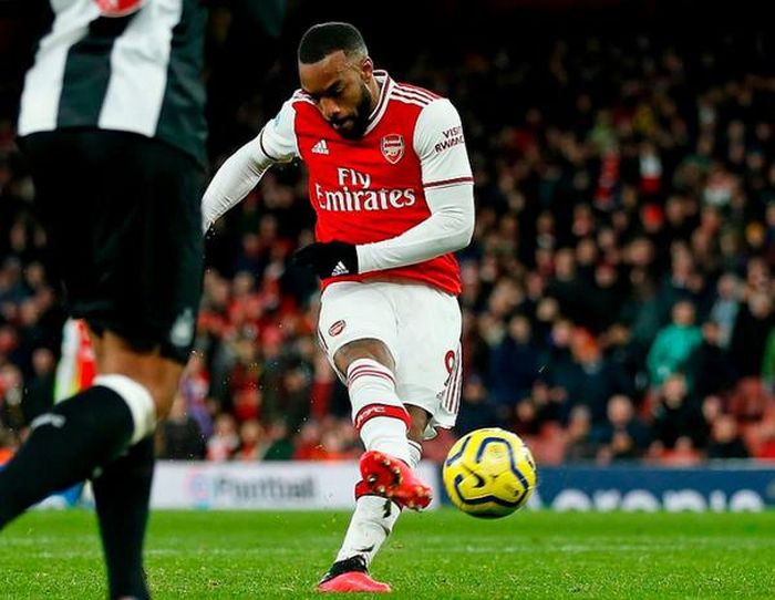 Lacazette ghi 1 bàn, kiến tạo 1 lần khi được tung vào sân từ băng ghế dự bị. Ảnh: AFP