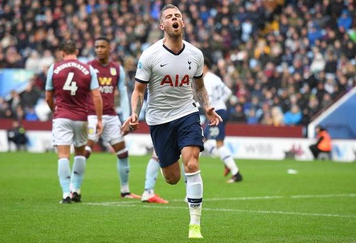 Alderweireld ghi bàn sau khi đá phản lưới nhà trong chiến thắng của Tottenham. Ảnh: Getty Images