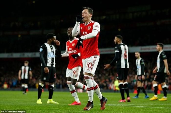 Oezil góp công giúp Arsenal chiến thắng đậm. (Nguồn: Getty Images)
