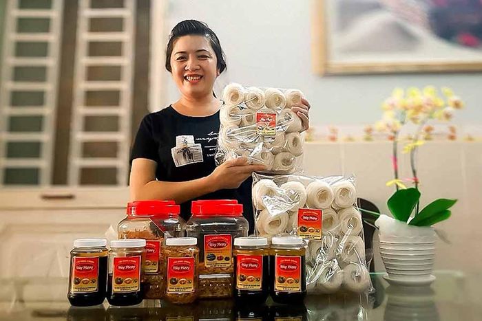 Combo phở khô ăn liền được làm hoàn toàn thủ công của chị Nguyễn Thị Hồng Phượng. Ảnh: P.N