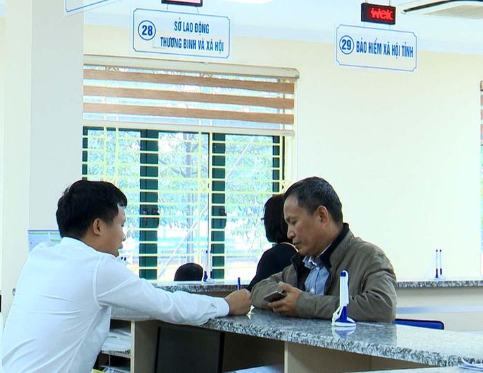 Đội ngũ cán bộ tại Trung tâm hành chính công thường xuyên đổi mới tác phong, lề lối làm việc tạo được niềm tin đối với cá nhân, tổ chức đến làm việc.