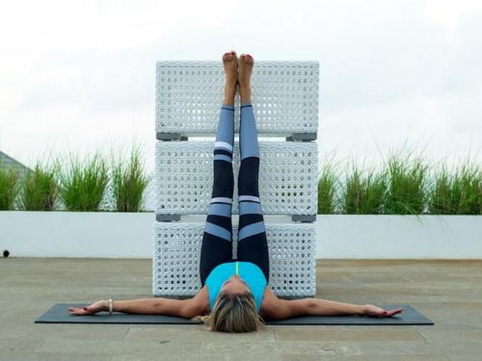 Tư thế gác chân lên tường.
