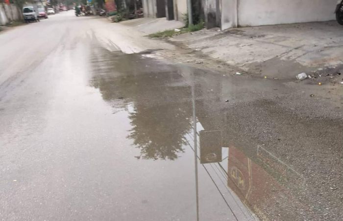 Nước thải sinh hoạt chảy lênh láng ra tuyến đường vì không có mương thoát.