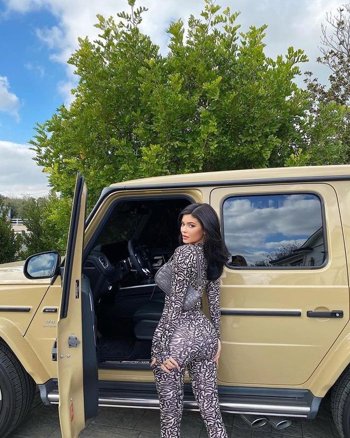  Ngoài túi xách, Kylie Jenner còn có rất nhiều xế khủng. 