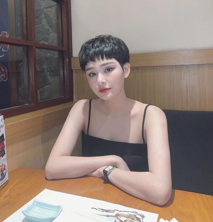 Vẻ ngoài của cô có nhiều thay đổi kể từ khi mới vào nghề đến nay. Có những thời điểm, nữ ca sĩ vướng nghi vấn cậy nhờ dao kéo để trở nên đẹp hơn. Tuy nhiên, giọng ca Cần xa không ngại khi nhắc đến chuyện phẫu thuật thẩm mỹ. Cô khẳng định: "Thay đổi để đẹp hơn thì có gì là xấu? Tôi đang muốn sửa mũi cho cao hơn, chỉ vì bận nên chưa làm. Mẹ tôi ngăn, bảo nếu sửa thì sẽ đuổi tôi ra khỏi nhà. Bà bảo mũi tôi vậy là vừa rồi, cao hơn nữa thì trông dữ lắm. Nhưng tính tôi thích là làm".