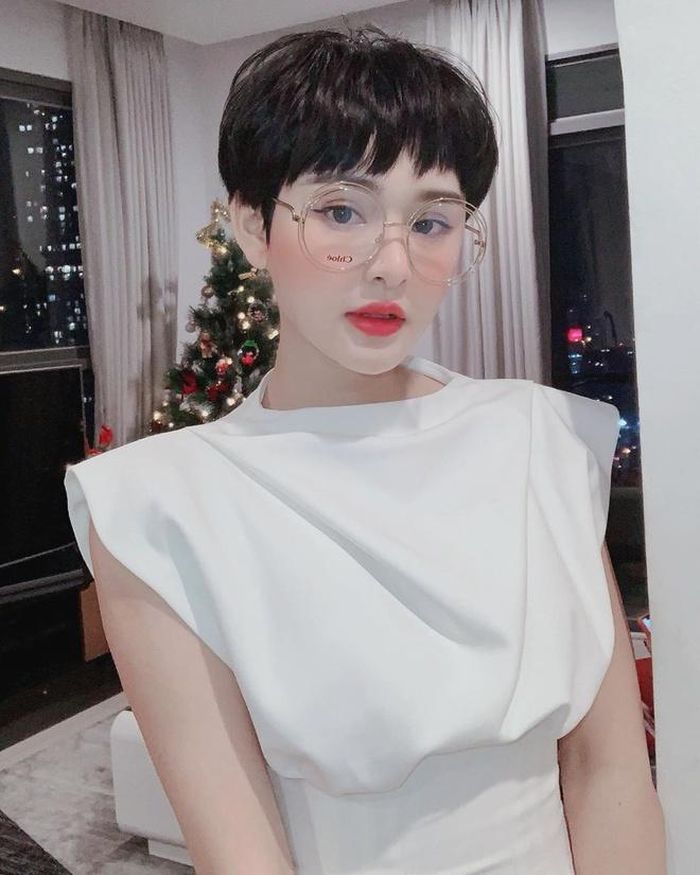 2019 là một năm thành công đối với Hiền Hồ. Cô liên tiếp ra ba sản phẩm tạo được sự chú ý gồm Cưới nhau đi, Cần xa và Có như không có. Tuy nhiên, giọng ca sinh năm 1997 vẫn chưa hoàn toàn hài lòng với những kết quả năm qua. "Tôi có nhiều kinh nghiệm và tự tin hơn trong năm 2019. Dù vậy có nhiều kỳ vọng mà bản thân chưa thỏa mãn. Tôi vẫn chưa được khán giả biết đến nhiều", nữ ca sĩ cho biết.