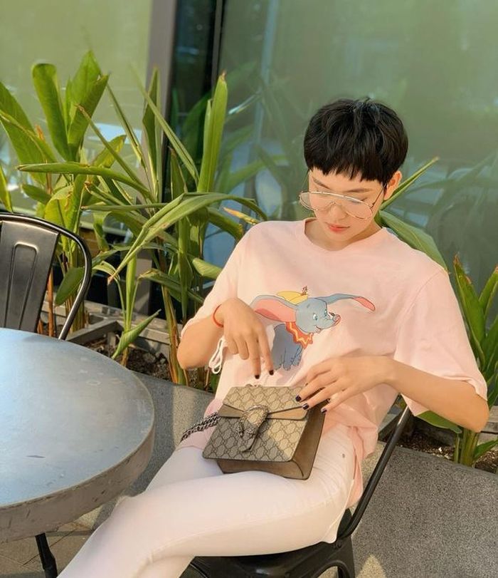 Trước đó, giọng ca Cần xa chuộng phong cách thời trang kín đáo. Trên trang cá nhân, cô thường khoe ảnh diện những bộ đồ đơn giản như áo phông kết hợp quần jeans hay áo sơ mi, váy free-size đơn giản.