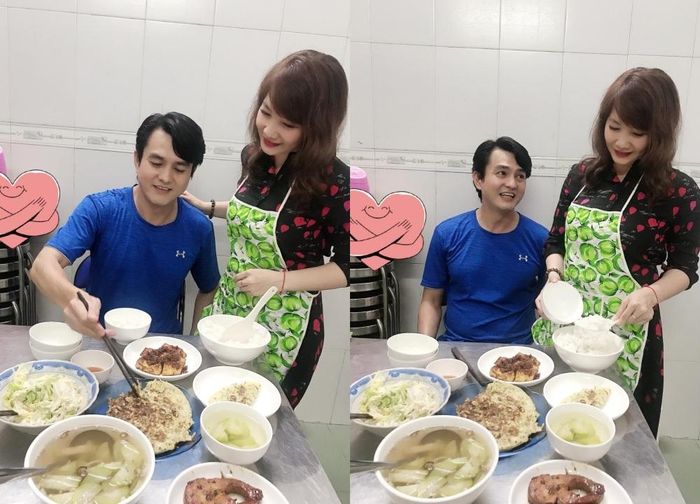 Bà xã Cao Minh Đạt chia sẻ về bữa cơm đạm bạc của hai vợ chồng: “Đang ăn chay nhưng vẫn nấu bữa tối cho chồng yêu để ăn cùng nhau nhé. Vợ hỏi: ‘Anh ăn xem ngon không anh? Em nêm theo cảm tính à nha’. Chồng trả lời: ‘Thiệt không đó, để ăn thử xem sao nha. Thử xong, anh gật đầu lia lịa, ngon ngon vợ ơi. Anh ăn luôn 3 chén cơm, anh nói: ‘Tiếc là no quá không thì anh ăn thêm chén nữa’, anh cười”.