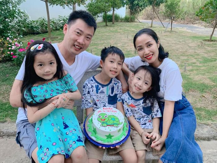 Ốc Thanh Vân cùng các con mừng sinh nhật ông xã Trí Rùa. Bên dưới phần bình luận, Trương Nam Thành gửi lời chúc đến gia đình nữ diễn viên: “Gửi lời chúc mừng sinh nhật đến cả 2 anh chị luôn nhé. Những điều bình an, tốt đẹp nhất đến với anh chị và mấy đứa nhỏ luôn nha”. 