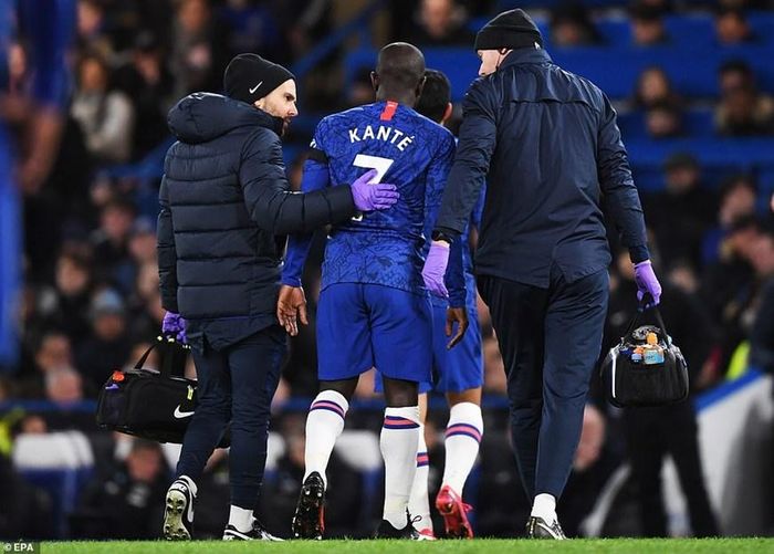 Tuy nhiên, họ lại gặp tổn thất do tiền vệ N'Golo Kante bị chấn thương và rời sân ở phút 11 của trận đấu.