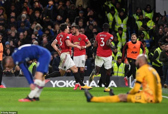 Từ tình huống đá phạt góc, Bruno đã kiến tạo cho thủ quân Harry Maguire băng vào đánh đầu tung lưới Chelsea.