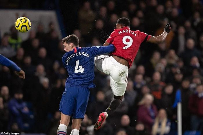 Chelsea vẫn thi đấu tốt nhưng tiếc rằng trước khi hiệp 1 khép lại họ lại bị thủng lưới...