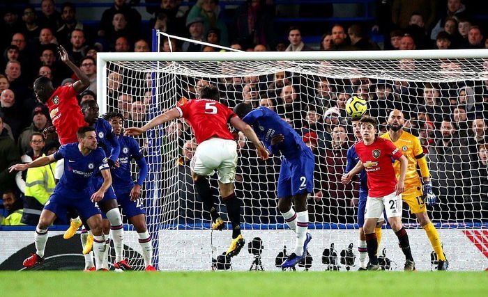 Maguire dũng mãnh đánh đầu nâng tỷ số lên 2 - 0 cho MU. Ảnh: DM.