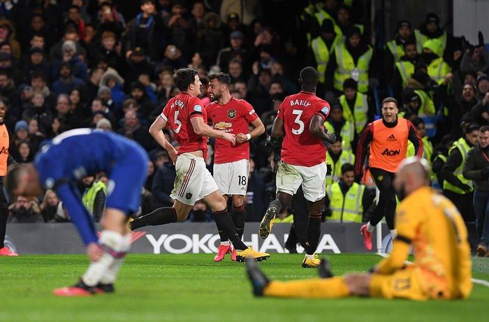 Lần đầu tiên Chelsea thất bại cả 2 lượt trận trong cùng một giải đấu trước MU. Ảnh: DM.