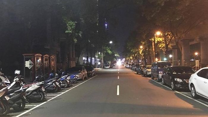 Bãi xe gắn máy đêm ở Đài Bắc. Ảnh Nguyễn Vũ Mộc Thiêng.