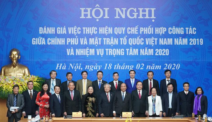Thủ tướng Nguyễn Xuân Phúc và Chủ tịch Ủy ban Trung ương MTTQ Việt Nam Trần Thanh Mẫn cùng các đại biểu tại hội nghị Ảnh: TTXVN
