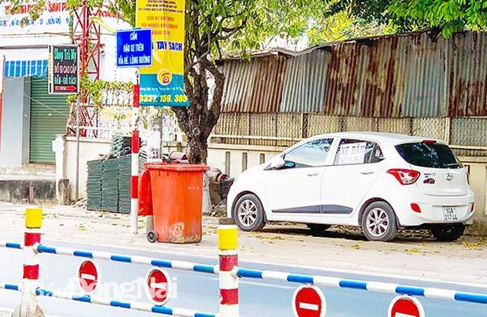 Xe ô tô đậu trên vỉa hè trên đường Nguyễn Ái Quốc (thuộc phường Trảng Dài, TP.Biên Hòa) bất chấp biển cấm kế bên