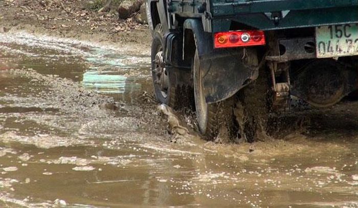 Xe tải trọng lớn thường xuyên qua lại khiến mặt đường bị cày nát.