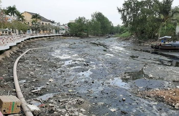 Một dòng kênh ở huyện Mỹ Xuyên chỉ còn bùn. 