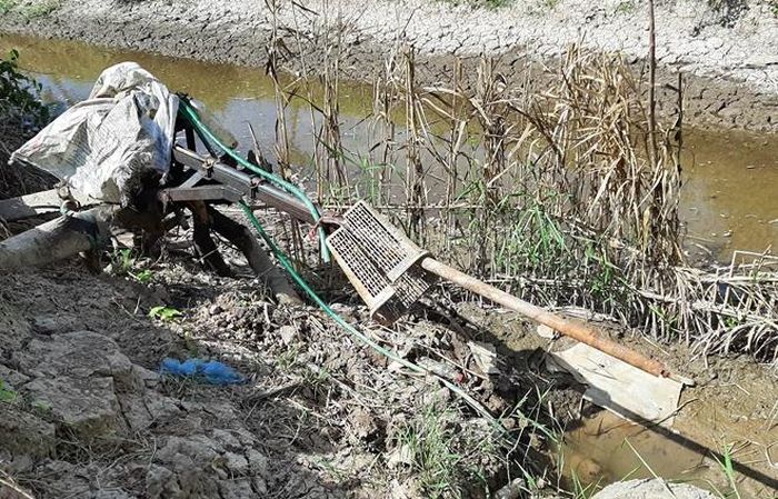 Lòng kênh khô kiệt, máy bơm không thể hoạt động. 