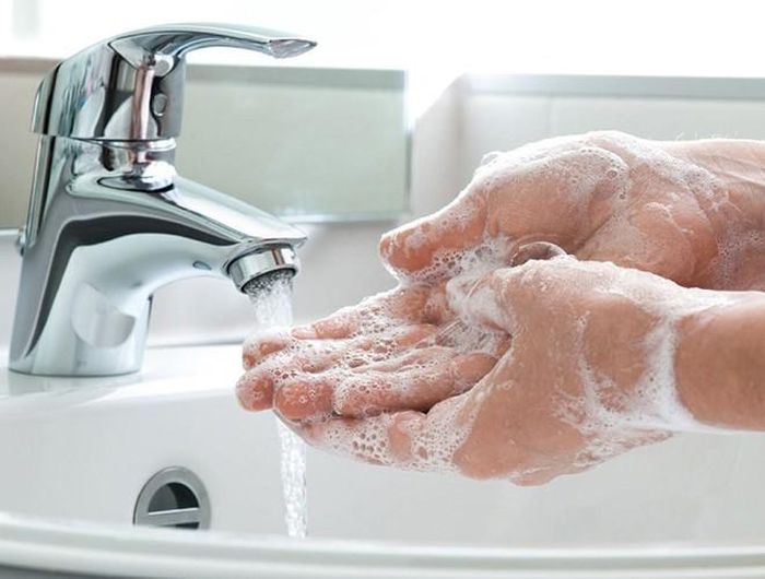  Kết hợp rửa tay sạch sẽ bằng xà phòng hoặc các dung dịch sát khuẩn, sử dụng các loại thực phẩm phù hợp để bảo đảm sức đề kháng… 