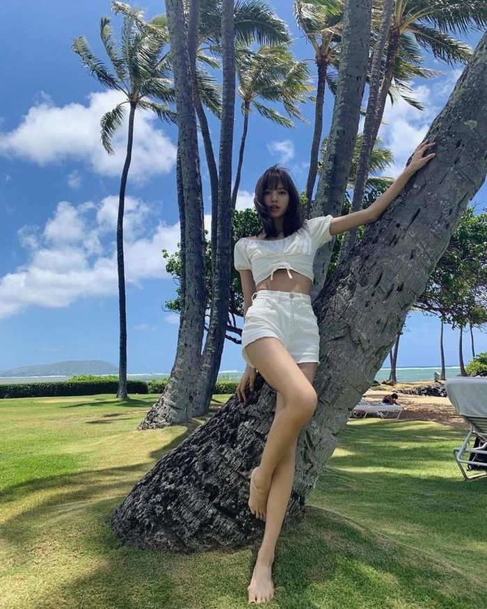  Lisa từng khiến người hâm mộ "đứng ngồi không yên" khi đăng tải bộ hình đi biển vào kỳ nghỉ hè. Quần shorts chính là món đồ được nữ thần tượng mặc nhiều trong suốt chuyến nghỉ dưỡng. Nhờ item này, mỹ nữ Hàn khoe được thân hình "mình hạc xương mai", chuẩn chẳng kém người mẫu. 