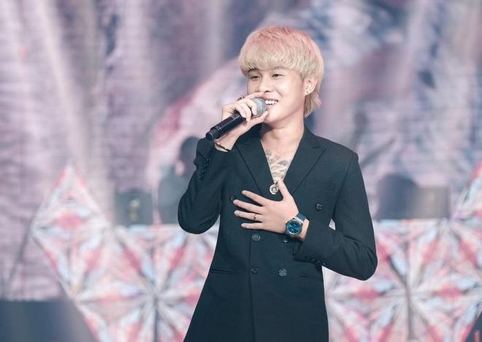  Vẫn là bộ suit đen chỉn chu song cách chủ nhân ca khúc Đom đóm không diện trang phục bên trong để lộ hình xăm màu sắc sến sẩm chính là điều khán giả nhớ nhất khi nhắc về gu ăn mặc của anh. 