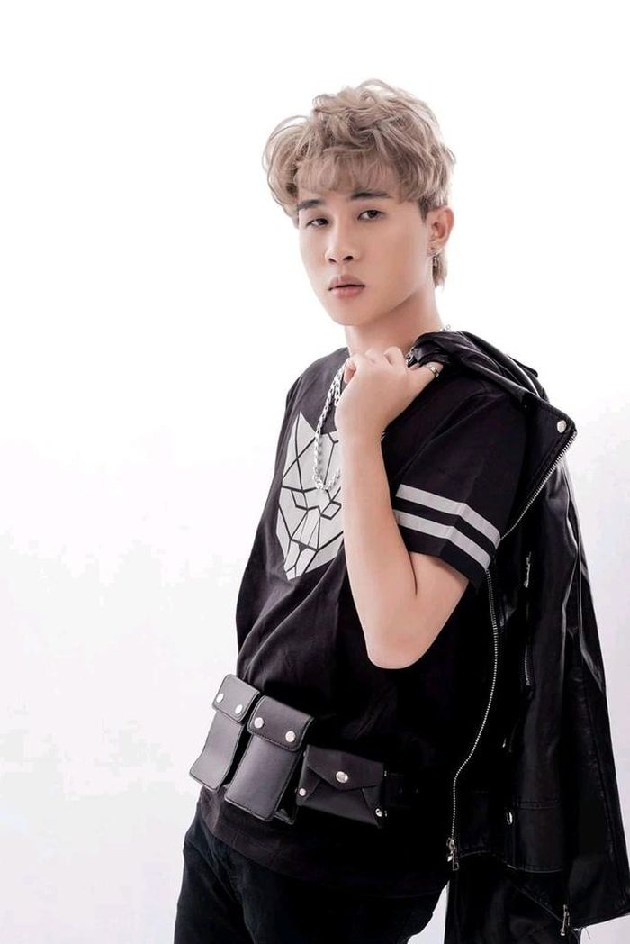  Phụ kiện phối kết rườm rà từ vòng cổ, nhẫn hay những chiếc túi beltbag rườm rà luôn là điểm trừ trên mỗi bộ trang phục của nam ca sĩ. Gương mặt Jack cũng không phù hợp với kiểu tóc uốn xoăn nhuộm sáng màu. 