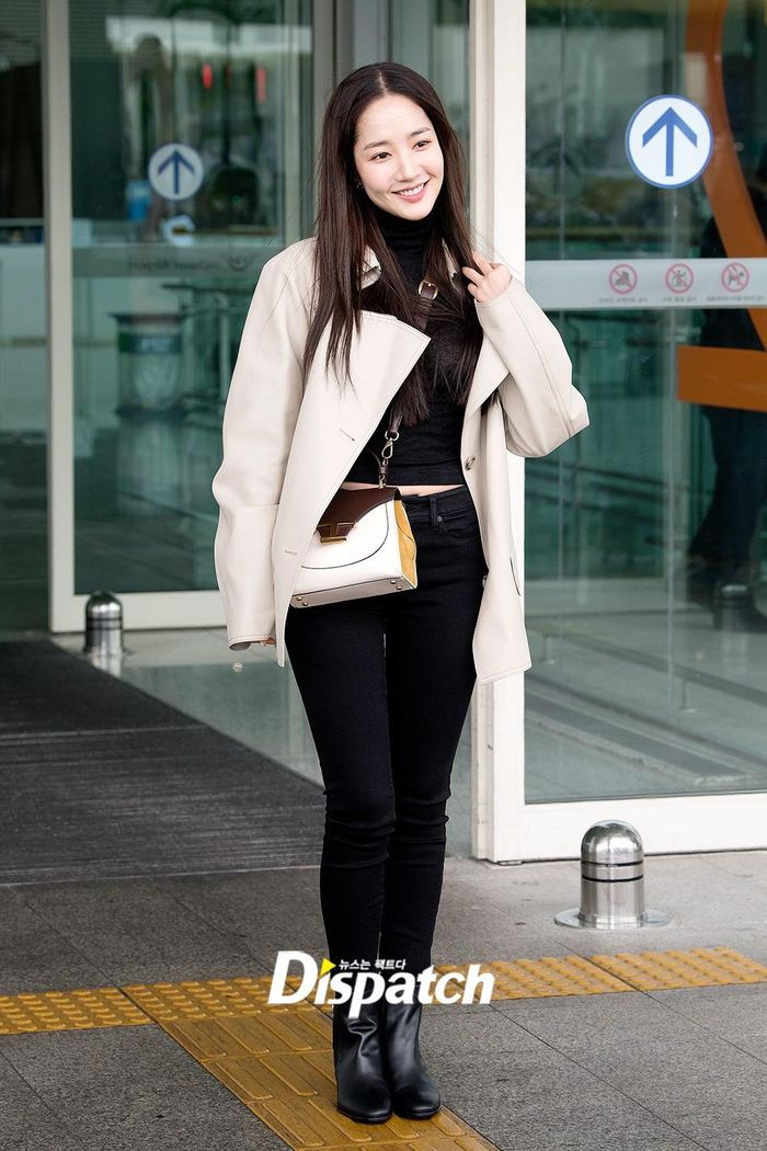 Ngoài Han Ye Seul, “nữ hoàng dao kéo” – Park Min Young cũng được sự chú ý. Mỹ nhân sinh năm 1986 ghi điểm nhờ diện mạo trẻ trung, không kém phần quyến rũ. Sao nữ họ Park diện trang phục đơn giản, giúp tôn lên vẻ ngoài ngày càng tươi trẻ, thanh lịch vốn có.