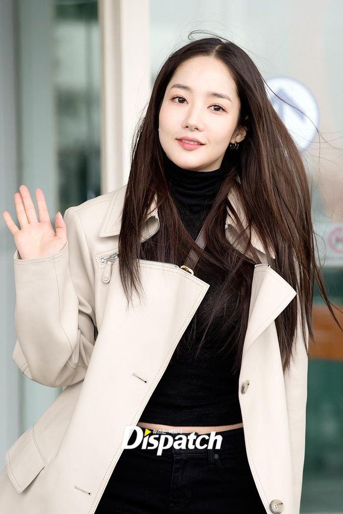 Khác với nhiều đồng nghiệp trong làng giải trí, Park Min Young không hề phủ nhận chuyện sử dụng dao kéo để có vẻ ngoài như hiện tại. Mỹ nhân U40 được xem là một trong những ca phẫu thuật thẩm mỹ thành công nhất làng giải trí xứ Hàn.