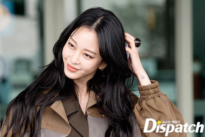 Mái tóc đen và kiểu make up tông màu cam giúp Han Ye Seul nổi bật. Ở độ tuổi U40, cô vẫn được coi là biểu tượng thời trang của giới trẻ khi không ngừng biến hóa phong cách mỗi lần xuất hiện.