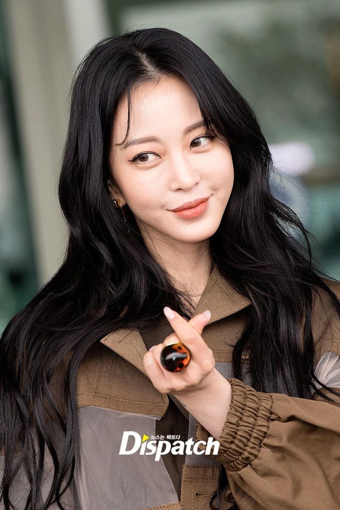 Sau khi loạt ảnh của Han Ye Seul tại sân bay được đăng tải, cư dân mạng để lại bình luận khen ngợi nhan sắc cũng như sự cá tính của nữ diễn viên.