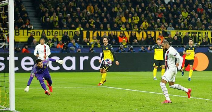 Neymar dễ dàng ghi bàn gỡ hòa 1-1 cho PSG