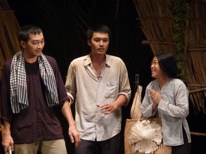 Hồng Trang và Khương Ngọc, Quang Tuấn trong vở “Đời như ý” tại sân khấu Thế Giới Trẻ. Ảnh: H.K