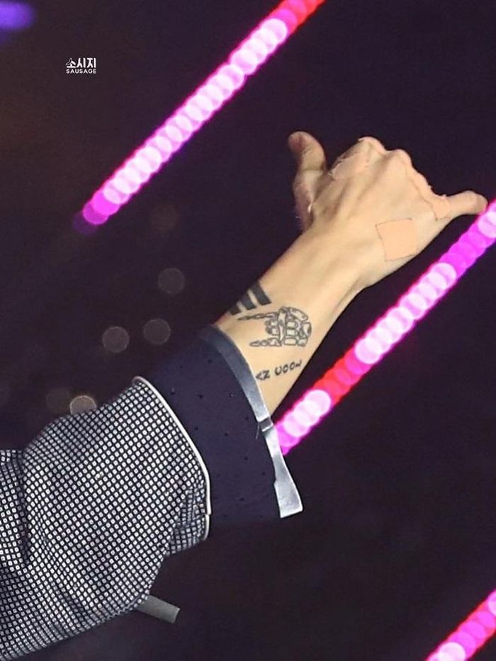 Jungkook phải dán băng để che hình xăm