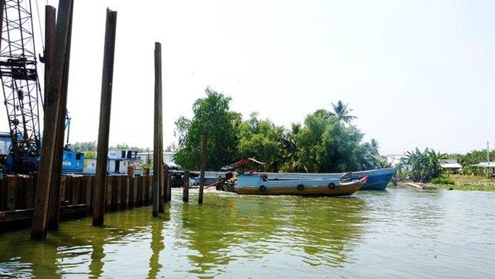 Công trình đắp đập tạm đang triển khai trên kênh Ông Hiển.