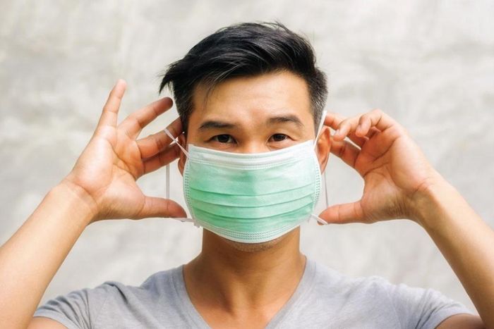  Tháo và vứt khẩu trang đúng cách để bảo vệ sức khỏe của chính bạn. Ảnh: Hong Kong Living. 