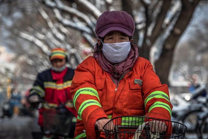  Virus và nhiều loại vi khuẩn khác có thể tồn tại trên khẩu trang vài ngày. Ảnh: SCMP. 