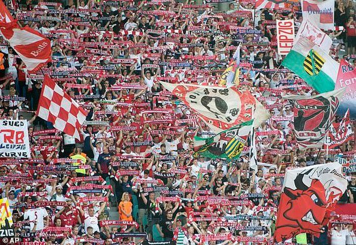  RB Leipzig bị nhận nhiều chỉ trích vì tính thương mại hóa và phá vỡ truyền thống tổ chức, quản lý CLB tại Đức. Tuy nhiên, đội bóng đã có lượng cổ động viên gia tăng nhanh chóng. Lượng người trung bình đến sân nhà Red Bull Arena xem CLB này thi đấu vào năm 2016 là 41.454. Trong khi đó, con số này ban đầu chỉ khoảng 2.150. Ảnh: AP. 