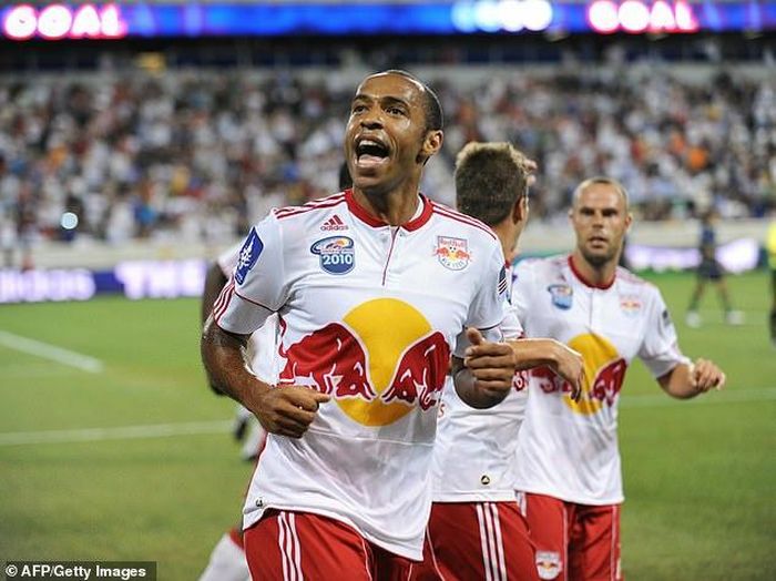 Năm 2006, Red Bull đặt chân vào Giải bóng đá nhà nghề Mỹ khi mua lại CLB New York MetroStars và đổi tên thành New York Red Bulls. Đội bóng đã thu hút được nhiều tên tuổi lớn, điển hình là Thierry Henry (ảnh) và Tim Cahill. Tuy vậy, thành tựu của đội bóng này trong nhiều năm qua là không đáng kể. Ảnh: Getty.