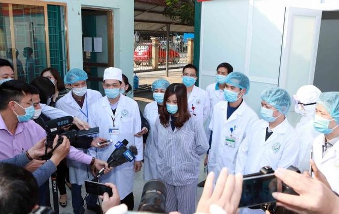 Bệnh nhân từng nhiễm Covid -19 ở Bình Xuyên, Vĩnh Phúc xuất viện. Ảnh: TTXVN