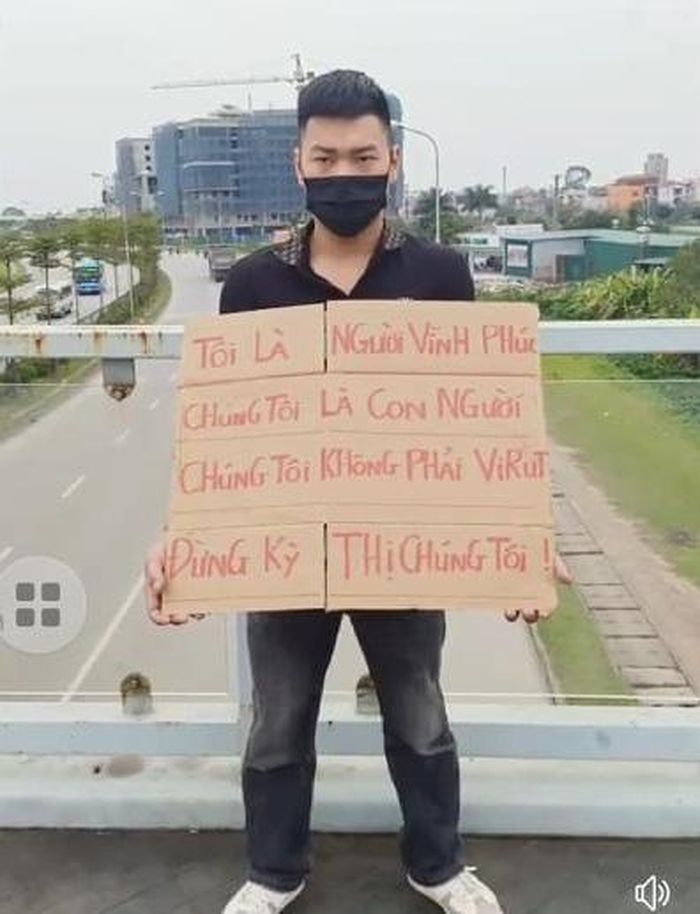 Một nam thanh niên cầm tấm biển xin đừng kỳ thị người Vĩnh Phúc. Nguồn: Internet
